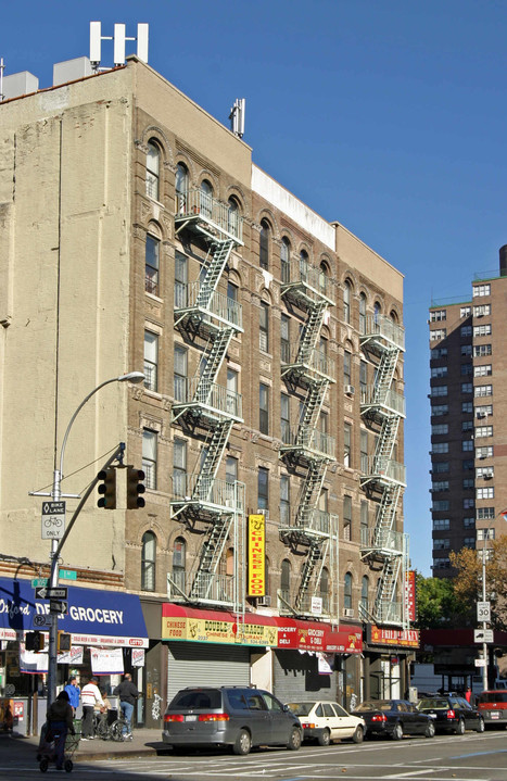 2039 First Ave in New York, NY - Building Photo