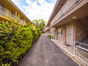 15114 Dickens St. in Sherman Oaks, CA - Foto de edificio - Building Photo