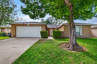 1122 Woodbridge Ave in Pearland, TX - Building Photo