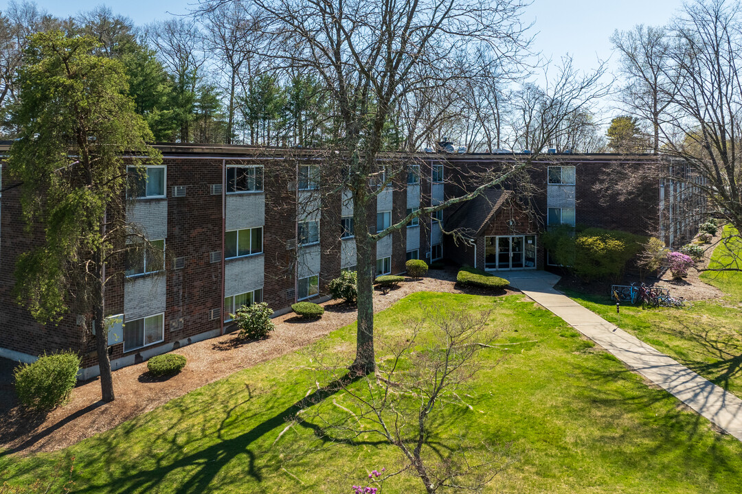 Century Estates Condominiums in Framingham, MA - Foto de edificio