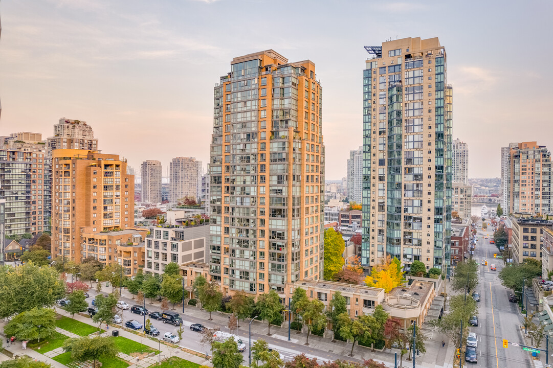 Park Plaza in Vancouver, BC - Building Photo