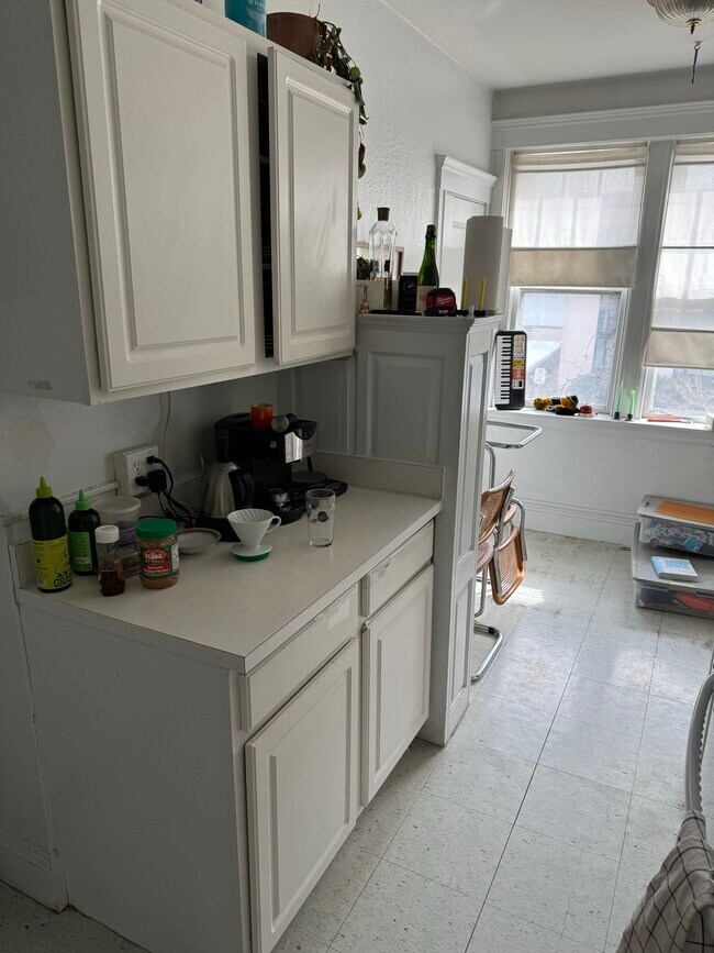 1683 Cambridge St, Unit 5F in Cambridge, MA - Foto de edificio - Building Photo