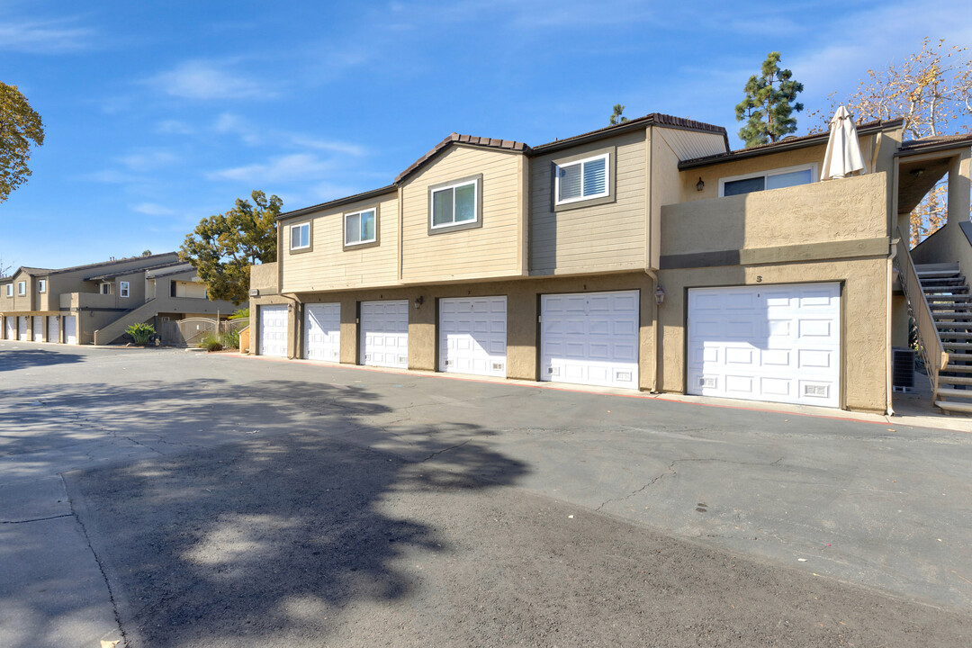 5004 Los Morros Way in Oceanside, CA - Building Photo