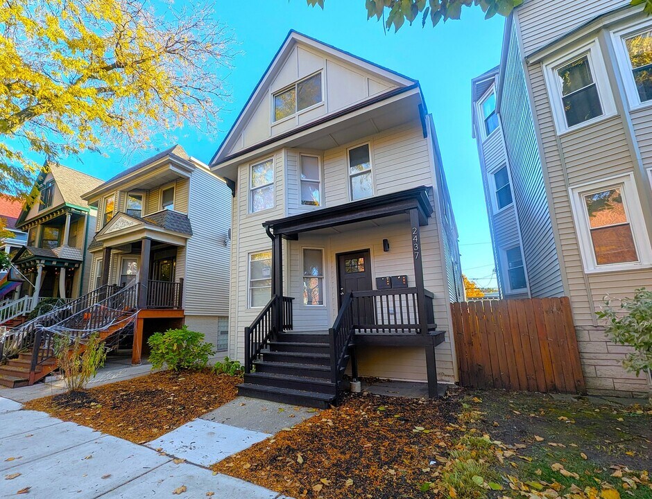 2437 W Leland Ave in Chicago, IL - Building Photo
