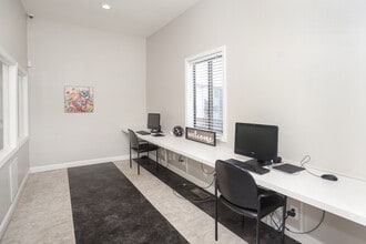 Aura Apartments in Indianapolis, IN - Foto de edificio - Interior Photo