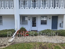 216 Brandywine Dr in Largo, FL - Building Photo