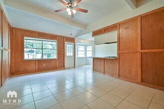 712 Meadowglen Dr in Baytown, TX - Building Photo - Building Photo