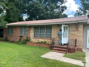 1405 Woodland Dr in Oxford, AL - Foto de edificio - Building Photo