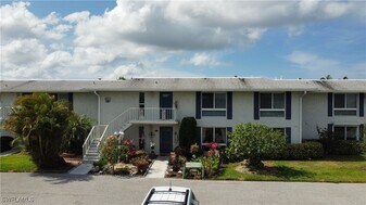 108 Penny Ln in Naples, FL - Building Photo