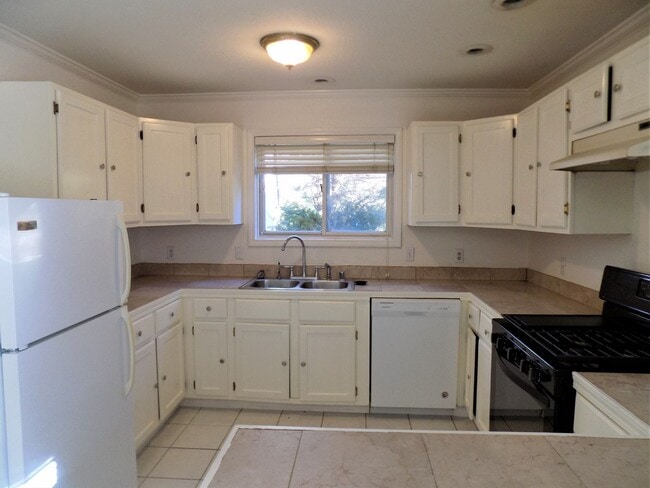 1852 Crystal Springs Ln in Fairfield, IA - Building Photo - Building Photo