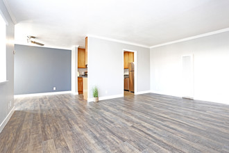 Chateau Manor Apartments in San Leandro, CA - Building Photo - Interior Photo