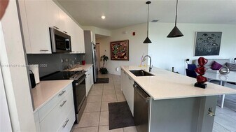 8001 NW 41st St in Doral, FL - Building Photo