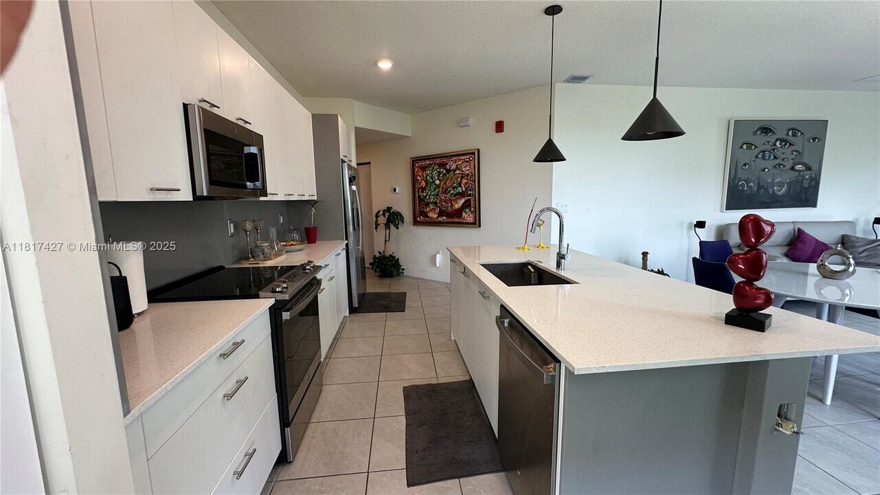 8001 NW 41st St in Doral, FL - Building Photo