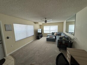 20 Bedford Ct in Royal Palm Beach, FL - Building Photo - Building Photo