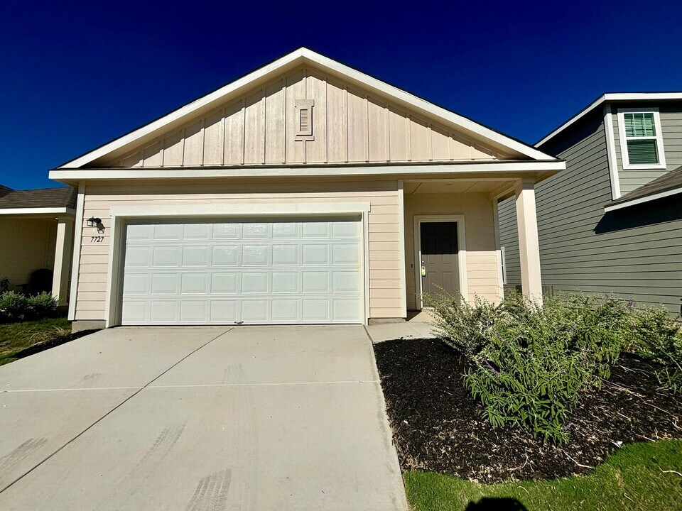 7727 Fern Xing in San Antonio, TX - Building Photo