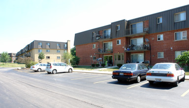 Fairway Greens Apartments in Wheeling, IL - Building Photo - Building Photo