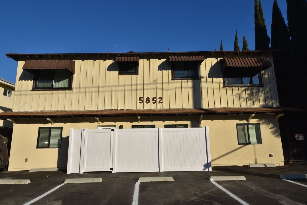 5852 Hazeltine Ave in Los Angeles, CA - Foto de edificio
