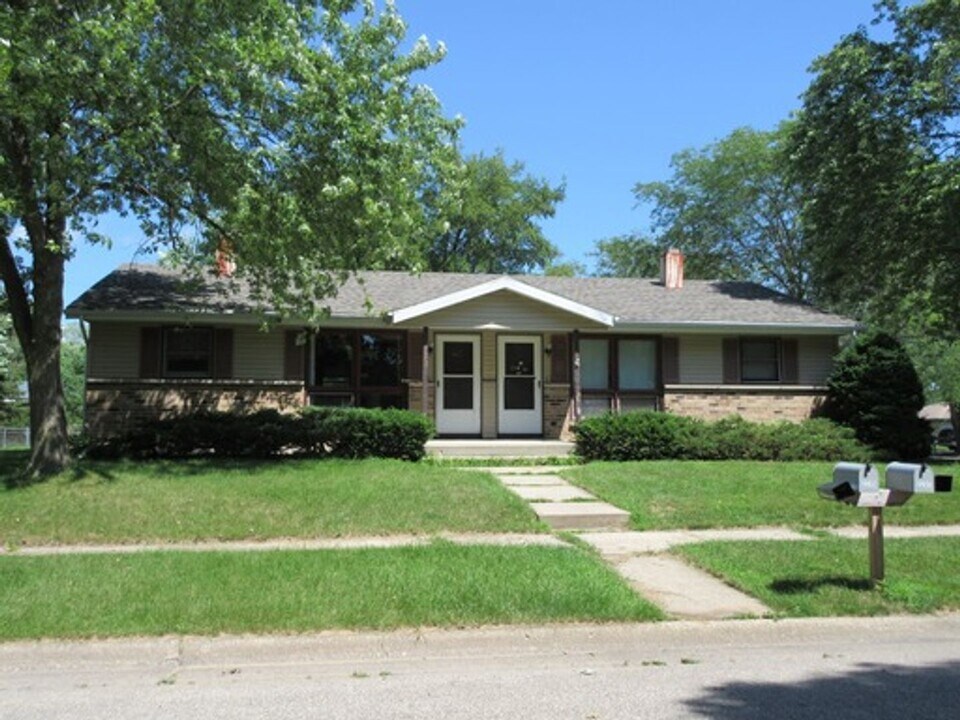2235-2237 Taylor Ct in Janesville, WI - Building Photo