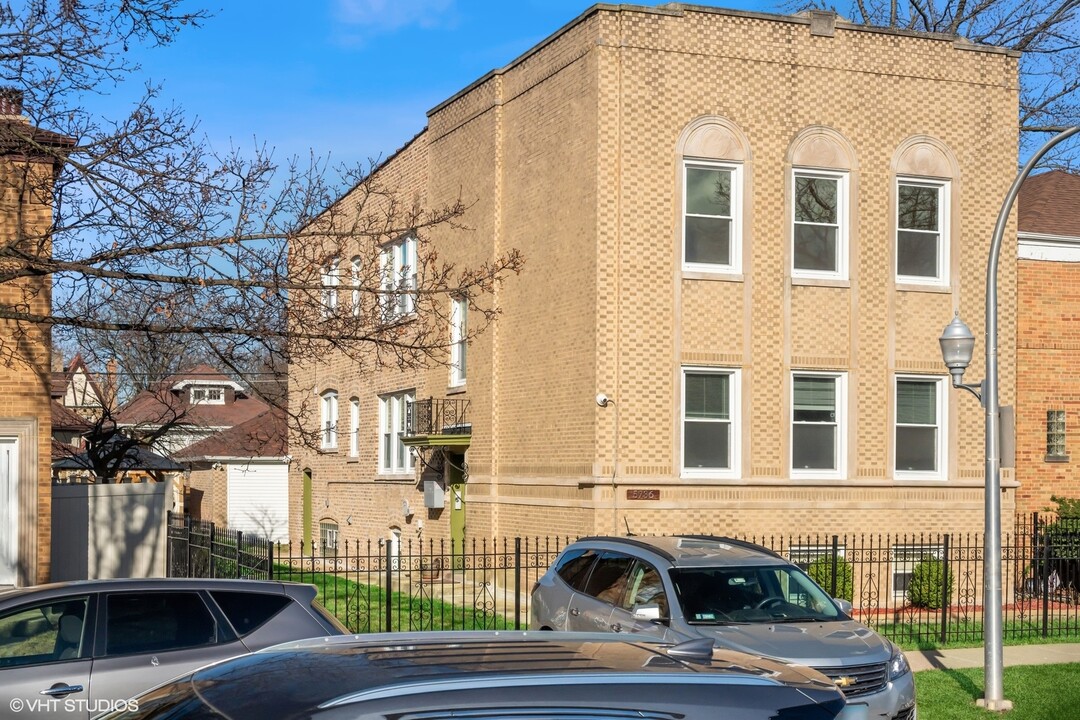 5736 N Richmond St in Chicago, IL - Building Photo