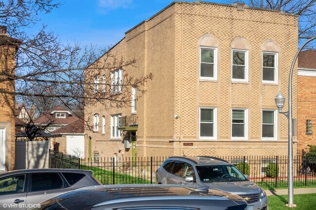 property at 5736 N Richmond St