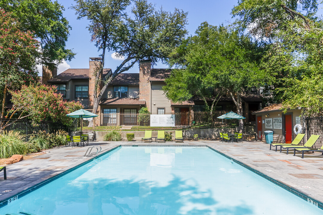 Highlands Creek Apartments in Dallas, TX - Building Photo