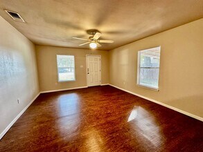 1212 Main St in Kerrville, TX - Building Photo - Building Photo