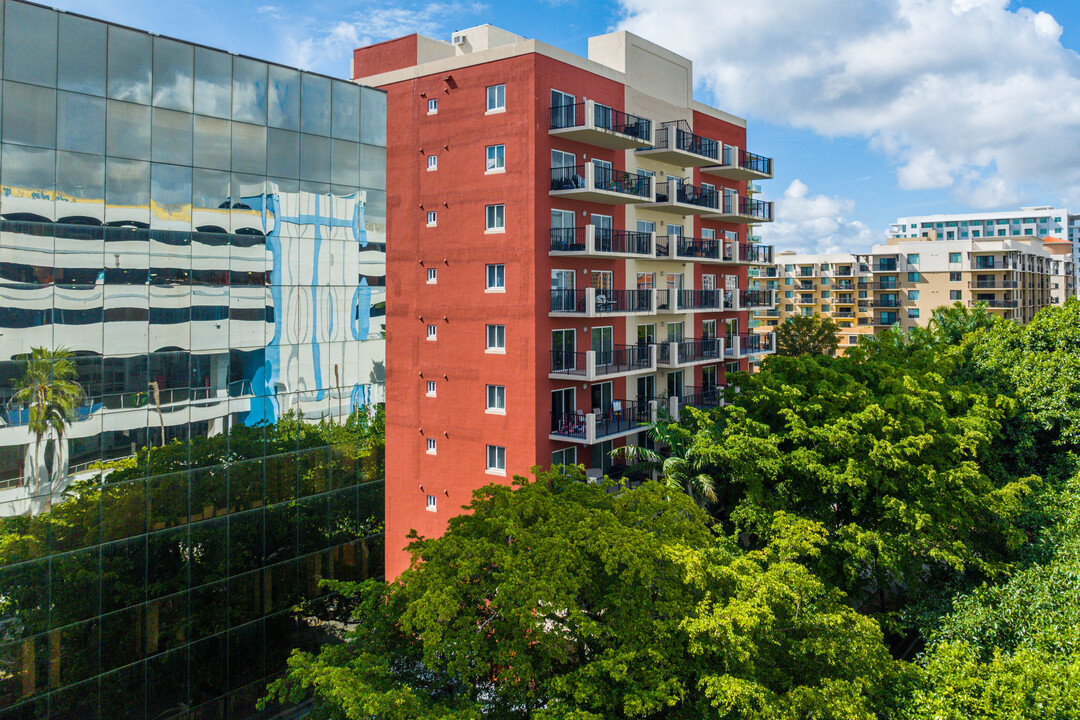 Emerald Plaza Condominiums in Miami, FL - Building Photo