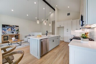 6121 Pacific Frst Dr in Houston, TX - Building Photo - Building Photo