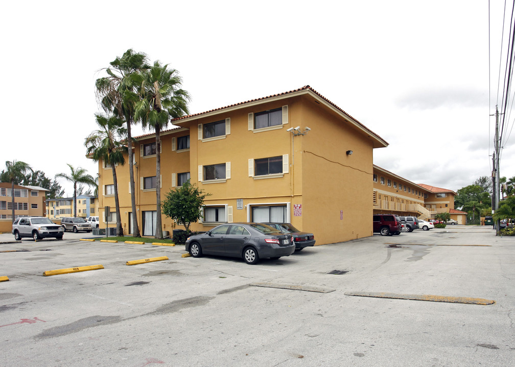 Royal Palm in Hialeah Gardens, FL - Foto de edificio