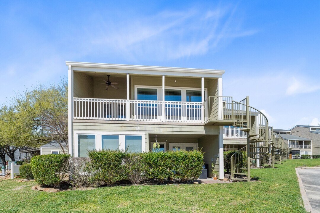 30 April Point Dr S in Montgomery, TX - Building Photo