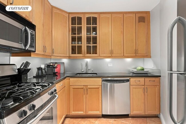 30 W 63rd St in New York, NY - Building Photo - Building Photo