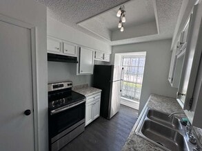 7700 Creekbend Dr, Unit 124 in Houston, TX - Building Photo - Building Photo