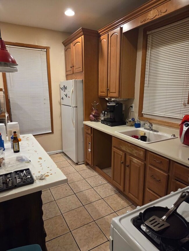 227 6th Ave W in Newark, NJ - Building Photo - Building Photo