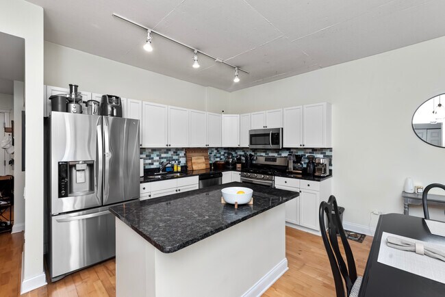 1001 W Madison St, Unit 607 in Chicago, IL - Building Photo - Building Photo