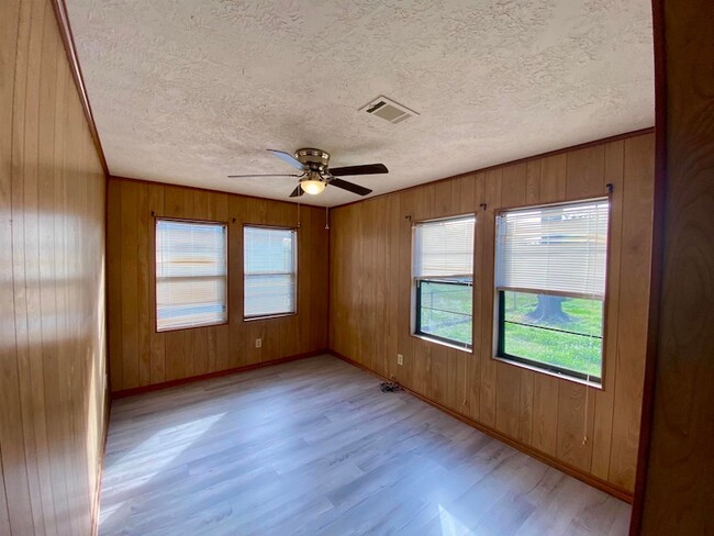 1113 Railroad St in Silsbee, TX - Foto de edificio - Building Photo