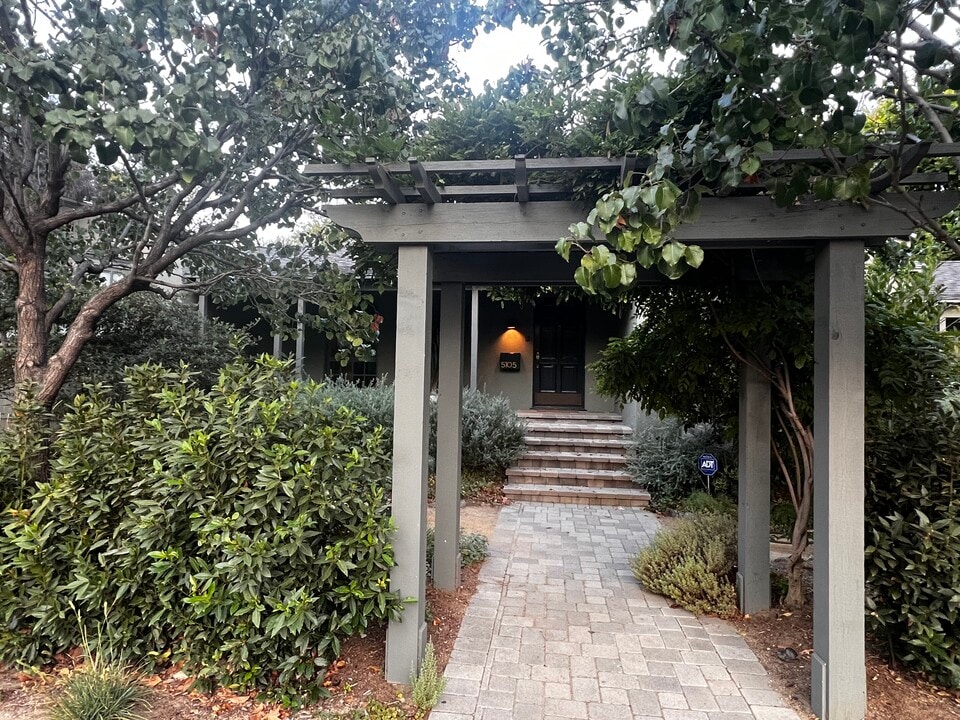 5105 Morella Ave in Valley Village, CA - Building Photo