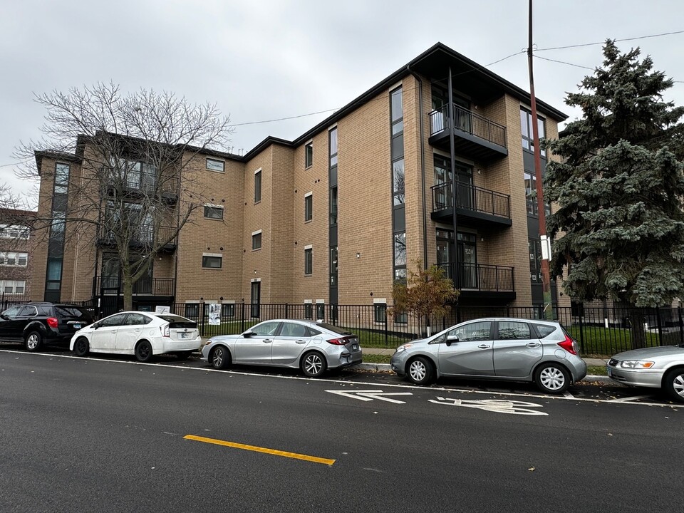 7428 N Rogers Ave in Chicago, IL - Foto de edificio