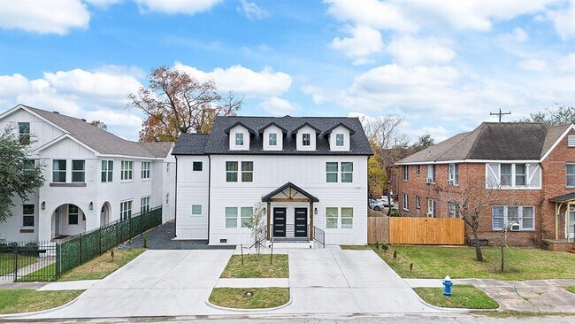 2406 Truxillo St-Unit -Upper B in Houston, TX - Building Photo - Building Photo