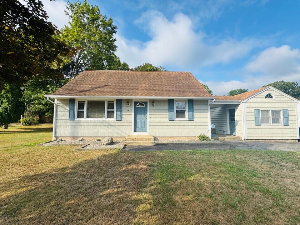 9 Edgewood Ave in Waterford, CT - Foto de edificio