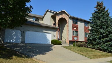 5791 Chapel Valley Rd in Fitchburg, WI - Foto de edificio - Building Photo