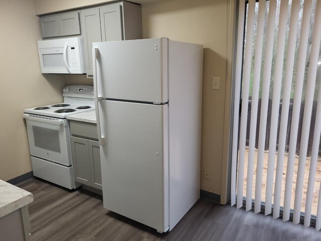 20-32 Church St in Amelia, OH - Foto de edificio - Building Photo