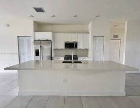 8005 NW 104th Ave in Doral, FL - Building Photo - Building Photo