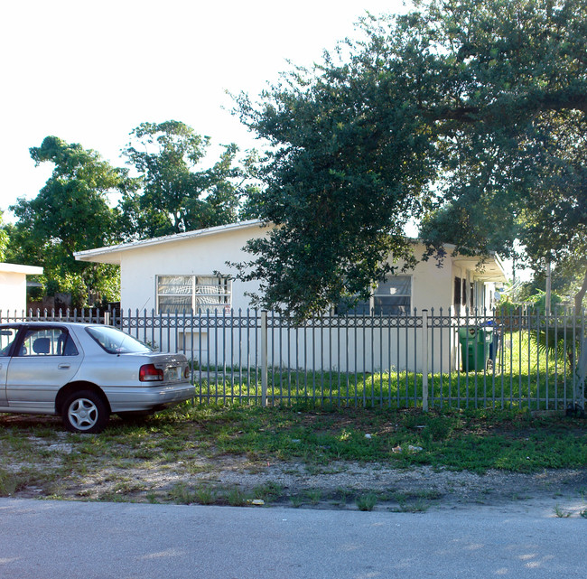 8001-8013 NW 5th Ct in Miami, FL - Foto de edificio - Building Photo