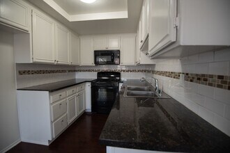 5328 Riverton Ave in Los Angeles, CA - Foto de edificio - Building Photo