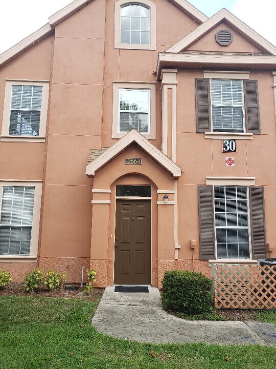 9664 Lake Chase Island Way in Tampa, FL - Building Photo