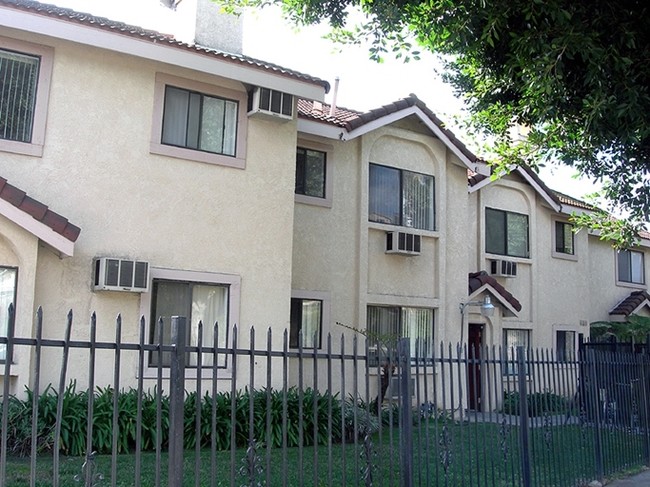 5326 Huntington Dr S in Los Angeles, CA - Foto de edificio - Building Photo