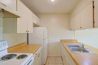 Woodway Park Condominiums in Woodway, TX - Building Photo - Interior Photo