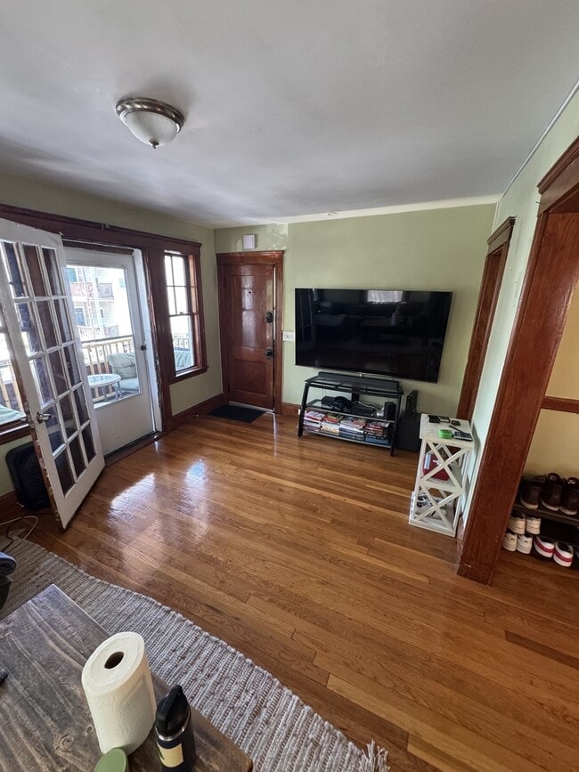 65 Saxton St, Unit #2 in Boston, MA - Foto de edificio - Building Photo