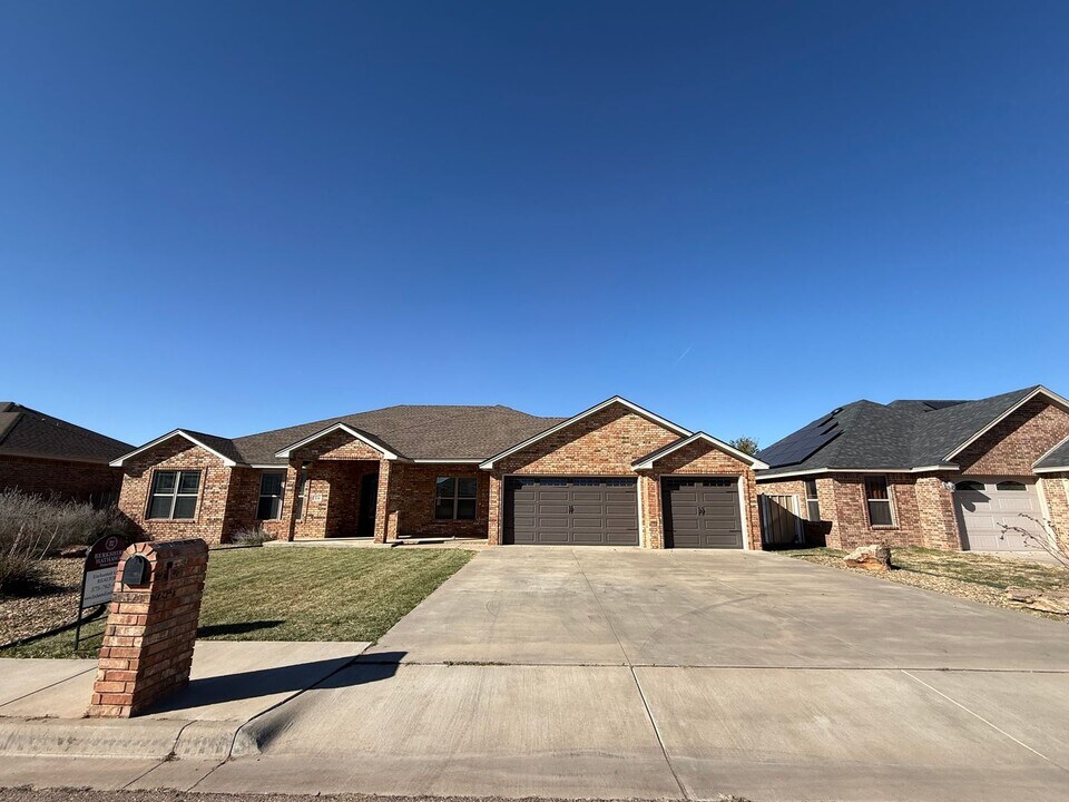 304 Dominion Way in Clovis, NM - Building Photo