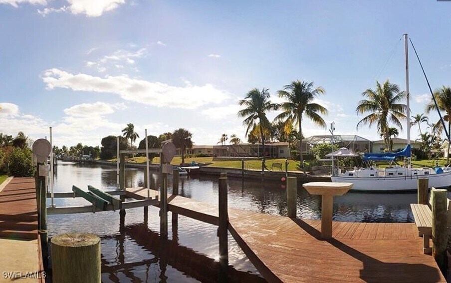 3010 SE 18th Pl in Cape Coral, FL - Building Photo